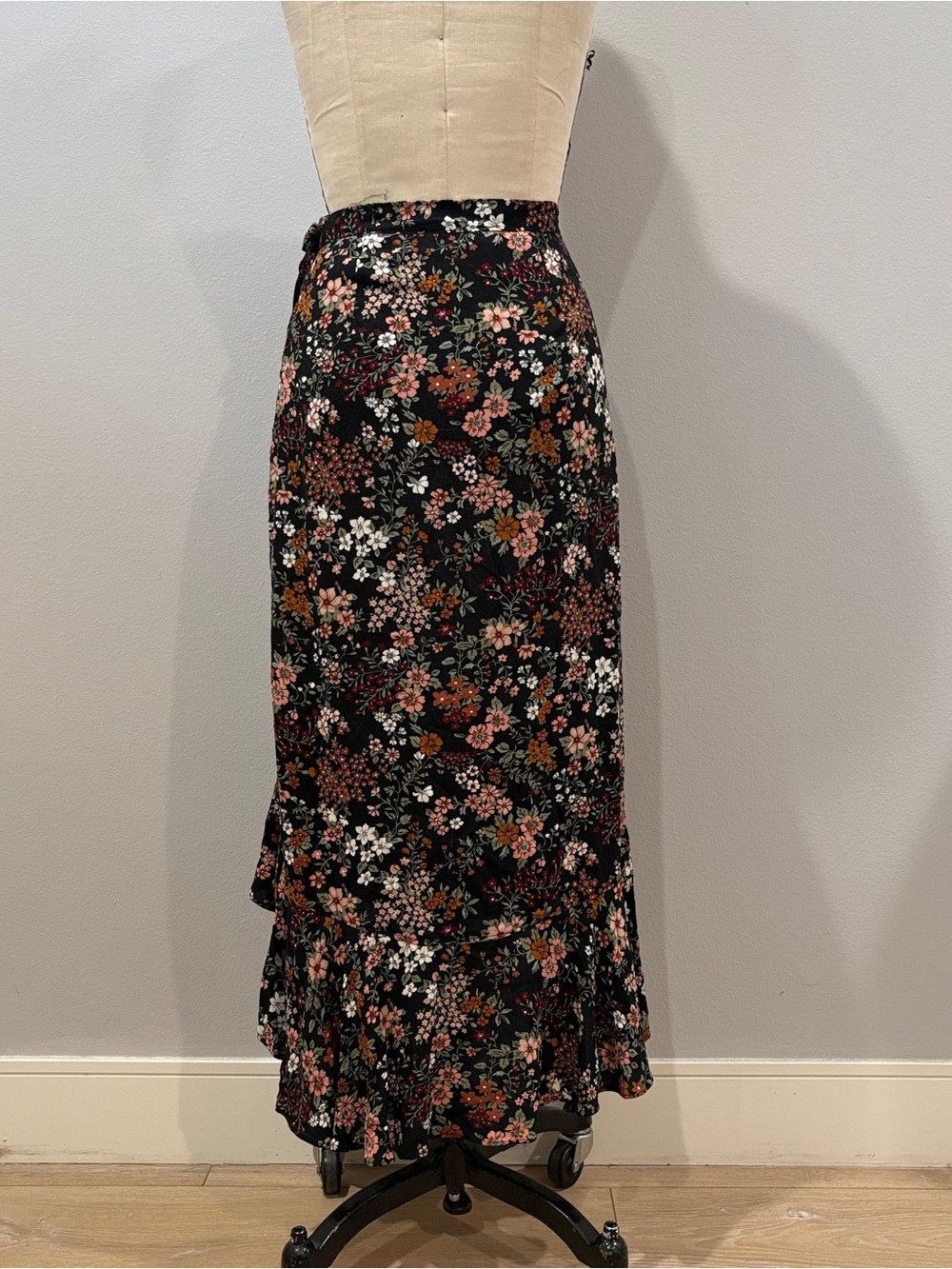 Abercrombie & Fitch Floral Ruffle Wrap Skirt XS Button Closure Tie side - Picture 3 of 13